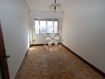 Piso en venta en Barakaldo, Santa Teresa, con 3 dormitorios, baño y balcón