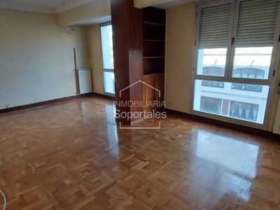 Piso en venta en Logroño, Av. Portugal, con 3 dormitorios, 2 baños, plaza de garaje y terraza