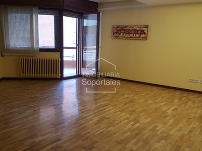 Piso en venta en Logroño, Gonzalo De Berceo, con 3 dormitorios, 2 baños, plaza de garaje, trastero y terraza