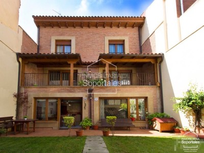 Chalet en venta en Sto Domingo, Casco Antiguo, con 12 dormitorios, 4 baños, 6 plazas de garaje, trastero, terraza y terreno