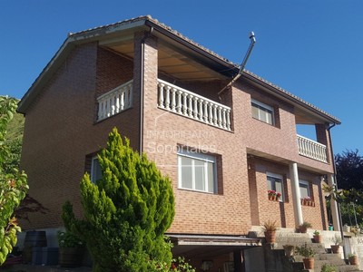 Chalet en venta en Albelda De Iregua, Albelda De Iregua, con 4 dormitorios, 3 baños, plaza de garaje, trastero, 2 terrazas y terreno