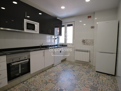 Piso en venta en Logroño, Duquesa De La Victoria, con 3 dormitorios, baño y terraza