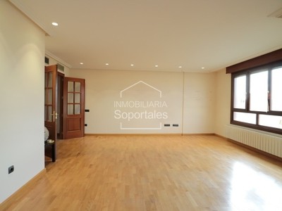 Piso en venta en Logroño, Cascajos, con 2 dormitorios, 2 baños, 2 plazas de garaje, trastero y 2 terrazas