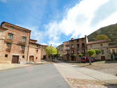 Casa en venta en Ventrosa, con 3 dormitorios, 2 baños, 2 plazas de garaje, trastero y terreno