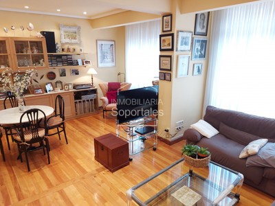Piso en venta en Logroño, Av. De La Paz, con 3 dormitorios y 2 baños