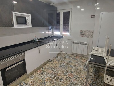 Piso en venta en Logroño, Duquesa De La Victoria, con 3 dormitorios, baño y terraza