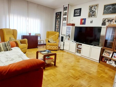 Piso en venta en Logroño, Centro, con 3 dormitorios, 2 baños, trastero, balcón y terraza