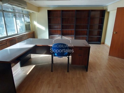 Oficina en venta en Logroño, Centro, con 2 baños y plaza de garaje