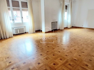 Piso en venta en Logroño, Centro, con 3 dormitorios, 2 baños y terraza