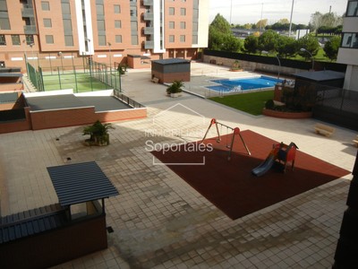 Piso en venta en Logroño, con 4 dormitorios, 2 baños, 2 plazas de garaje, trastero y balcón