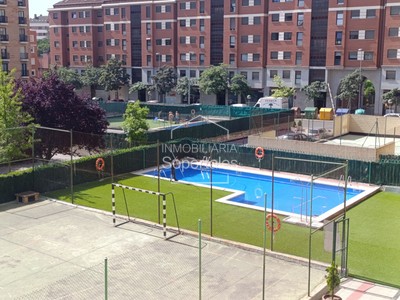 Piso en venta en Logroño, Vara De Rey, con 4 dormitorios, 2 baños, plaza de garaje, trastero, balcón y terraza