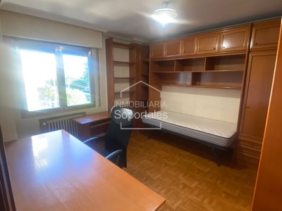 Piso en venta en Logroño, con 4 dormitorios, 2 baños y plaza de garaje