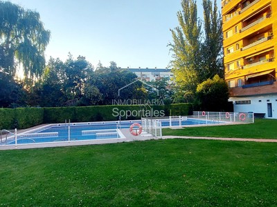 Piso en venta en Logroño, con 5 dormitorios, 2 baños, plaza de garaje, trastero y 2 terrazas