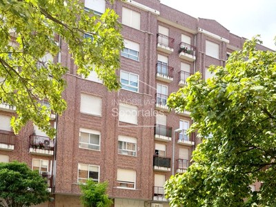 Apartamento en venta en Logroño, Cascajos, con 2 dormitorios, baño, trastero y terraza