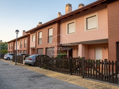 Chalet en venta en Sojuela, con 4 dormitorios, 3 baños, plaza de garaje, trastero, balcón y terraza