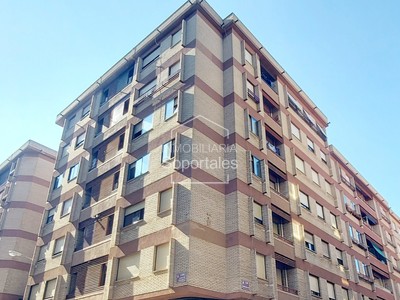 Piso en venta en Logroño, con 3 dormitorios y baño