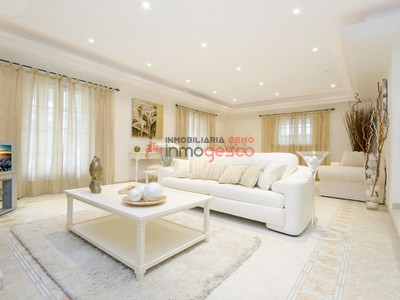 Chalet en alquiler en Marbella, con 4 dormitorios, 2 baños, aseo, 2 plazas de garaje, trastero, 2 terrazas y terreno