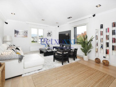 Piso en venta en Neguri, Neguri, con 2 dormitorios, 3 baños, 2 plazas de garaje y trastero