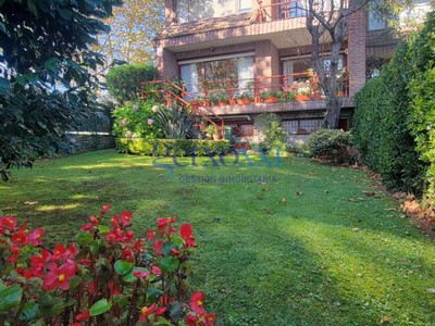 Chalet en venta en Leioa, Independentzia, con 5 dormitorios, 3 baños, aseo, 2 plazas de garaje, trastero y 2 terrazas