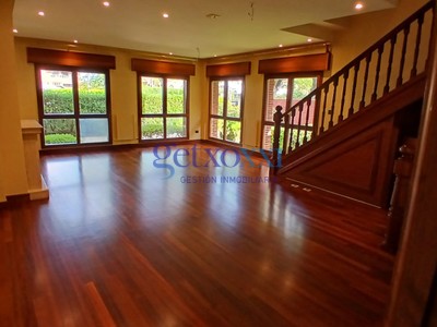 Chalet en venta en Las Arenas, Zugazarte, con 5 dormitorios, 3 baños, aseo, 2 plazas de garaje, trastero, 4 balcones y terraza