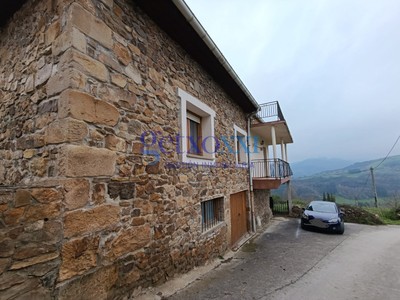 Chalet en venta en Karrantza, con 3 dormitorios, baño, 2 plazas de garaje, trastero y 2 balcones