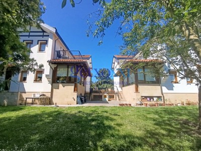 Chalet en venta en Leioa, con 5 dormitorios, 3 baños, 2 plazas de garaje, trastero, terraza y terreno
