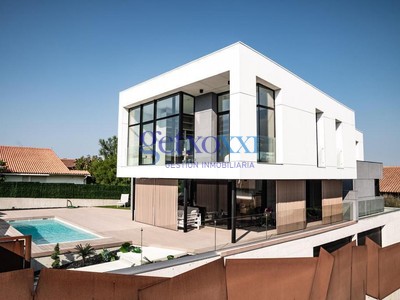 Chalet en venta en Barrika, con 3 dormitorios, 3 baños, 3 plazas de garaje, 2 terrazas y terreno