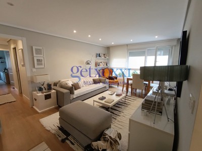 Piso en venta en Algorta, con 3 dormitorios, 2 baños y trastero
