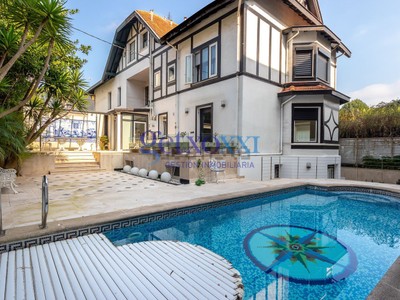 Duplex en venta en Neguri, con 5 dormitorios, 3 baños, 2 plazas de garaje, trastero, balcón y terraza