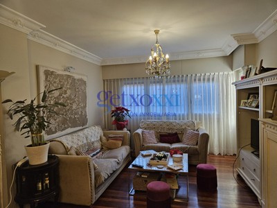 Piso en venta en Algorta, Bidezabal, con 4 dormitorios, 2 baños, plaza de garaje y terraza