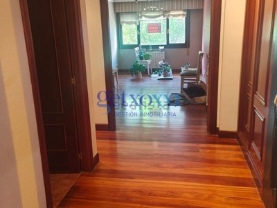 Piso en venta en Leioa, con 3 dormitorios, 2 baños y plaza de garaje