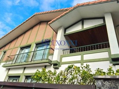 Chalet en venta en Leioa, Negurigane, con 6 dormitorios, 3 baños, aseo, 2 plazas de garaje, trastero, 2 terrazas y terreno