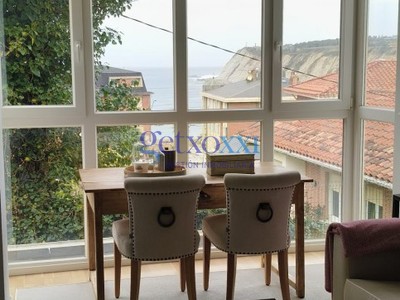 Piso en venta en Algorta, Arrigunaga, con 2 dormitorios, baño, plaza de garaje y trastero