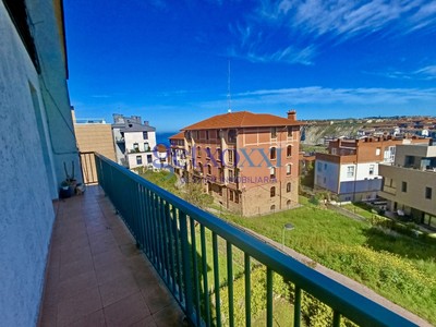 Piso en venta en Getxo, con 3 dormitorios, 2 baños, balcón y terreno