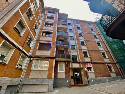 Piso en venta en Santurtzi, con 3 dormitorios y baño