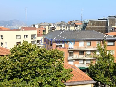 Piso en venta en Algorta, Centro, con 3 dormitorios, baño y trastero