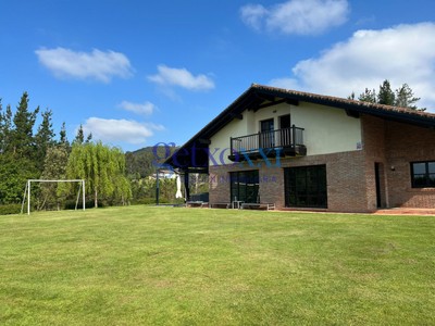 Chalet en venta en Maruri-jatabe, con 4 dormitorios, 3 baños, 2 plazas de garaje, trastero, terraza y terreno
