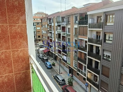 Piso en venta en Portugalete, Centro, con 2 dormitorios, baño, trastero y balcón
