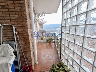 Piso en venta en Basauri, con 3 dormitorios, baño, aseo y 2 balcones