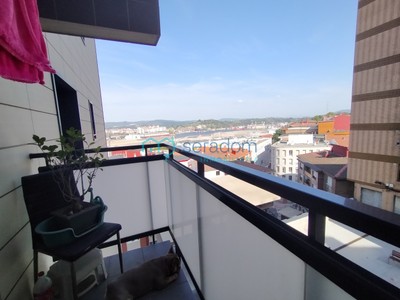 Piso en venta en Sestao, Kueto, con 3 dormitorios, baño, plaza de garaje y 2 balcones