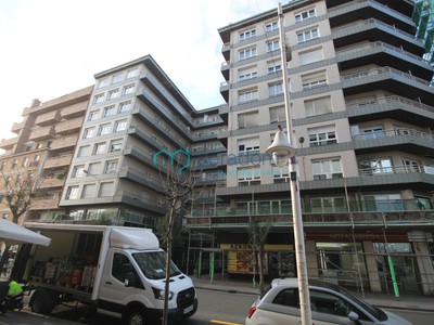 Piso en venta en Santurtzi, Centro Santurtzi, con 4 dormitorios, baño, aseo, plaza de garaje, trastero y balcón