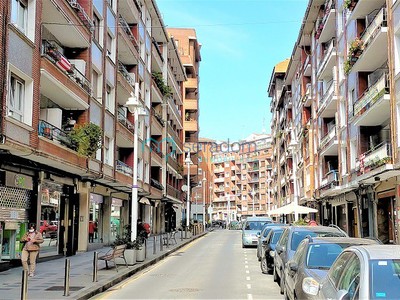 Piso en venta en Santurtzi, Centro Santurtzi, con 3 dormitorios, baño y balcón