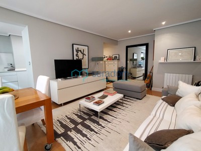 Piso en venta en Algorta, con 3 dormitorios, baño, aseo y trastero