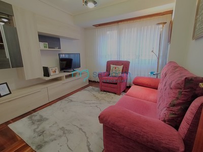 Piso en venta en Santurtzi, Centro Santurtzi, con 3 dormitorios, baño, plaza de garaje, trastero y balcón