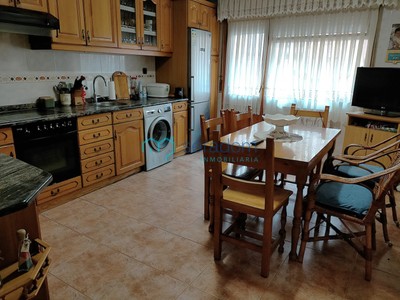 Piso en venta en Galdakao, Centro, con 2 dormitorios, baño, trastero y 2 balcones