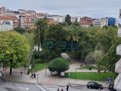Piso en venta en Santurtzi, Centro Santurtzi, con 3 dormitorios, 2 baños, plaza de garaje y balcón