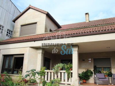 Chalet en venta en Padrón, con 4 dormitorios, 2 baños, 6 plazas de garaje, trastero, 3 balcones y terreno