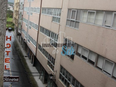 Piso en venta en Padrón, con 3 dormitorios, 2 baños y balcón