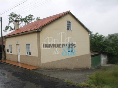 Casa en venta en Padrón, Cortiñas, con 2 dormitorios, baño, trastero y terreno