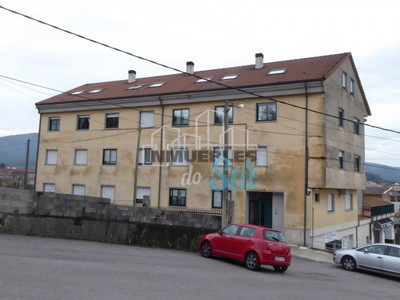 Piso en venta en Dodro, Lestrove, con 4 dormitorios, 2 baños y plaza de garaje